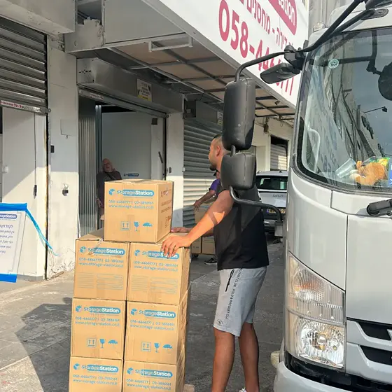 פריקת קרטונים בסניף פתח תקווה