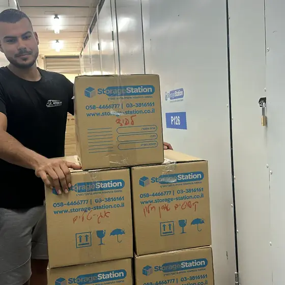 קרטונים במסדרון המחסן בפתח תקווה