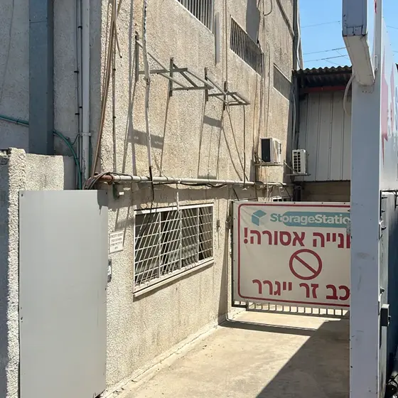 הכניסה לסניף תל אביב מהרחוב